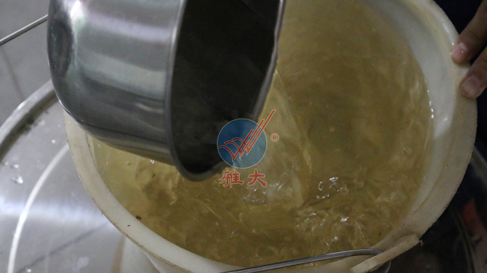 3、橙子釀酒技術(shù)-按比例稱(chēng)好冰糖，并加熱水融化