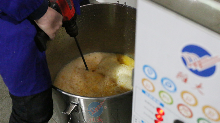 4、橙子酒釀酒技術(shù)-加入冰糖水后打漿