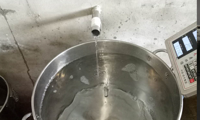 從熟料釀酒設(shè)備中接酒時(shí)要注意掐頭去尾，控制火候