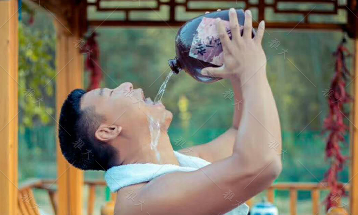 10.13用小型蒸餾釀酒設(shè)備做酒，如何提升酒量你學(xué)會了嗎