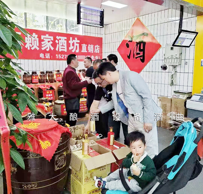 5.8特色酒坊，每天吸引很多顧客上門買酒