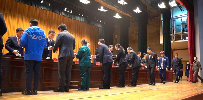出席領(lǐng)導(dǎo)向受表彰的市勞模、先進工作者頒發(fā)榮譽證書